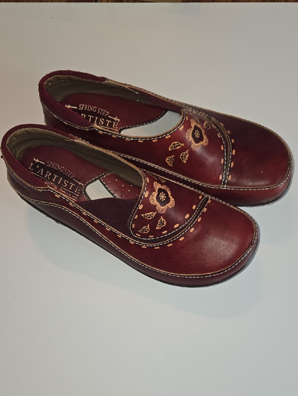 Spring Step L'Artiste Red Leather US Size 6.5-7 Slip-On Clogs with Embroidery